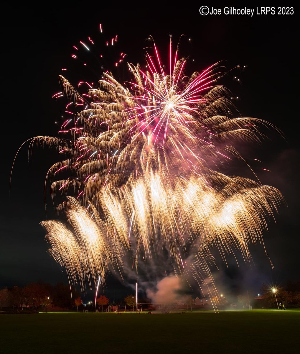The 2024 #Loanhead #Fireworks Display is being held at Loanhead Memorial Park on Friday 1st November at 7pm (gates close at 6.45pm).

Refreshments will be available from Loanhead Parish Church from 6pm.

🎇 Photo ©️ Joe Gilhooley LRPS 🎆

facebook.com/share/ZJ1qpRNo…