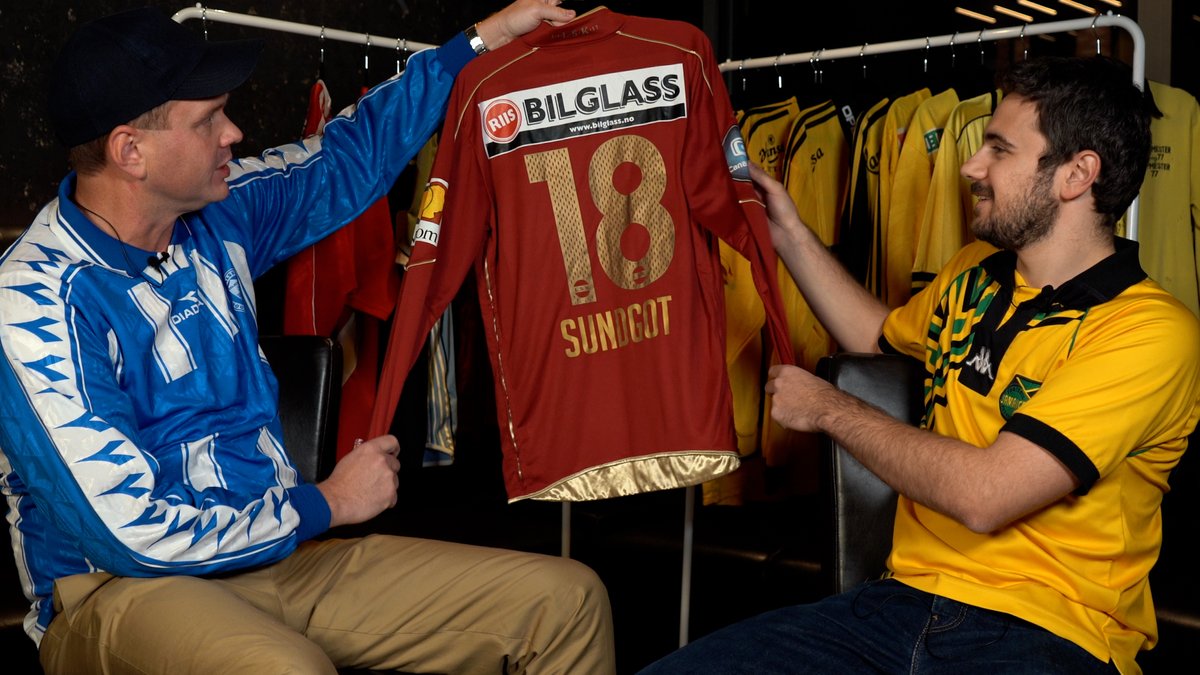 Retroball_NO's tweet image. En av de kuleste bortedraktene til LSK ifølge @HognerX fra @HardeMottak og undertegnede er ikke uenig! Av de "moderne" draktene til LSK kommer denne høyt opp på lista.