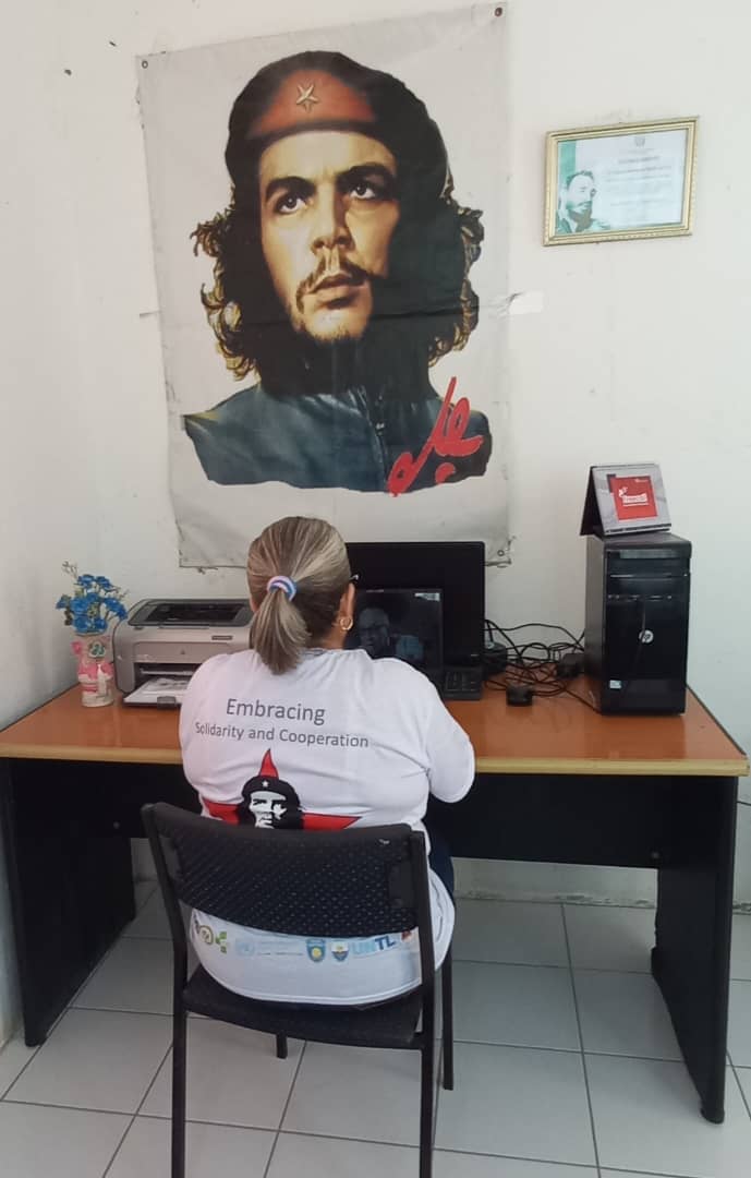 CubacooperaTl's tweet photo. La Dra.Aleida Oliva Quintero,Esp.en MGI #BMCTL 🇨🇺🇹🇱#Manatuto visualiza el documental "Me dicen Cuba", a propósito del Día de la Cultura Cubana y reafirma su apoyo incondicional a la Patria y a la Revolución Cubana🇨🇺.
#UnidosPorCuba
#CubaCoopera
#CubaPorLaSalud https://t.co/uwO1dAoDDz