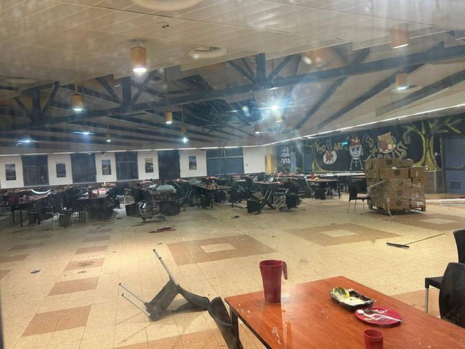 icem2's tweet photo. 🇮🇱 Le mess de la base d’entraînement de la 1ère brigade « Golani » près de Binyamina, ciblé dimanche dernier par un drone du Hezbollah, a été entièrement réparé.
🔎 L’attaque avait entraîné la mort de quatre soldats.
#Israël #Hezbollah #Golani #Binyamina https://t.co/iP0bFVVRY3