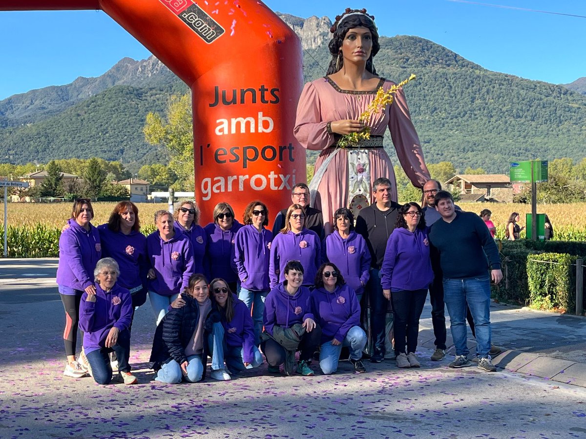 📸 Foto de grup de les organitzadores 🫶 de la <a href="/CursaDonaPreses/">CursaDonaLesPreses</a> . 

🎉 Gràcies a elles és possible aquesta marxa solidària a #LesPreses