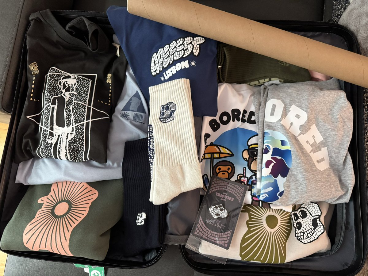 Solcdoteth's tweet image. Packing my suitcase for my evening flight back to The Netherlands. This @BoredApeYC thing is definitely not a cult. #apefest