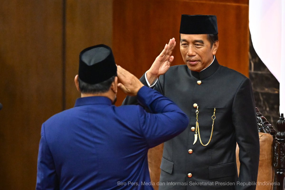 anwaribrahim's tweet photo. Alhamdulillah, Republik Indonesia (RI) secara rasmi telah menerima dan menyaksikan pelantikan Presiden dan Naib Presiden RI yang baru iaitu Jeneral (B) Prabowo Subianto serta Gibran Rakabuming Raka di sidang Majelis Permusyawaratan Rakyat (MPR), Senayan, Jakarta.

Saya hadir dalam majlis yang penuh bermakna dan penting ini dalam konteks tinta sejarah demokrasi Indonesia serta perkembangan politik serantau selain sebagai tanda penghormatan buat bangsa Indonesia.

Insya-Allah, Malaysia akan terus menjadi rakan strategik Indonesia selain meningkatkan jambatan rasa dan ikatan persahabatan kedua negara bersaudara ini.

Saya juga ingin merakamkan ucapan penghargaan dan terima kasih kepada Presiden RI ke 7, Bapak Joko Widodo atas sumbangan dan kerjasama yang beliau terus hulurkan kepada Malaysia sepanjang beliau menjadi Presiden mulai 20 Oktober 2014 hingga 20 Oktober 2024.

Dengan perjalanan panjang politik Bapak Prabowo Subianto dengan segala tantangan dan mehnah yang dilalui, saya yakin beliau akan berkhidmat sepenuh hati serta akan turut sama dengan Malaysia membangun kerukunan dan mengangkat martabat dan harkat rantau ini ke tingkat yang lebih baik.

#MalaysiaMADANI