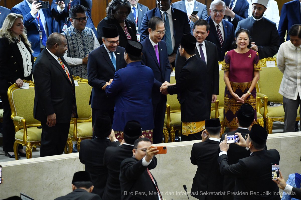 Alhamdulillah, Republik Indonesia (RI) secara rasmi telah menerima dan menyaksikan pelantikan Presiden dan Naib Presiden RI yang baru iaitu Jeneral (B) Prabowo Subianto serta Gibran Rakabuming Raka di sidang Majelis Permusyawaratan Rakyat (MPR), Senayan, Jakarta.

Saya hadir