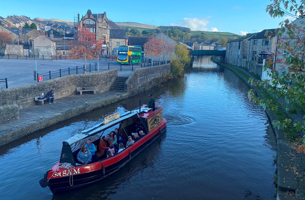 paulyorksx98's tweet photo. Highly recommend @Dalesbus 59 #Harrogate to #Skipton run on Sat. by @harrogatebus Wish all drivers were like wonderful @krenshaw221  Free sweets! Walk in hills near #Colne with wife &amp; 3 Spoons in 3 towns visited thanks to qual service @keighleybus &amp; @burnleybuses @paul_turner_74 https://t.co/078hs28tmW