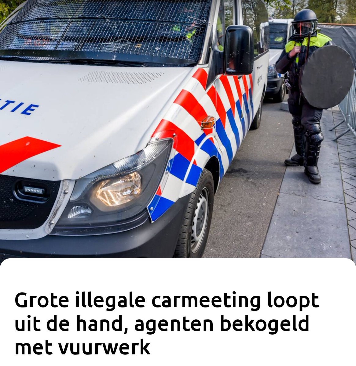 Agenten bekogeld met vuurwerk bij illegale carmeeting