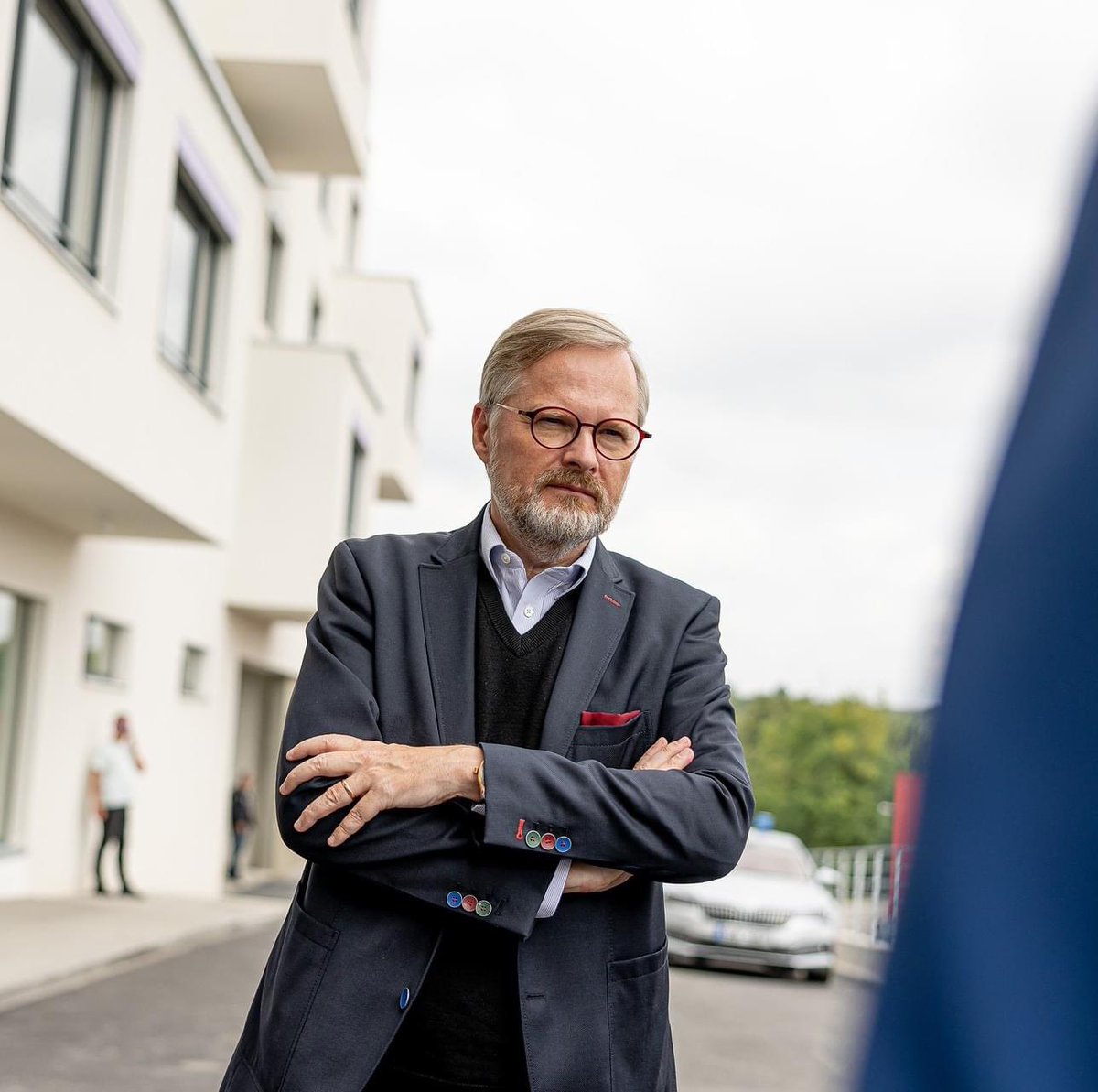 P_Fiala's tweet photo. Svoji bezpečnost jsme dlouho brali jako samozřejmost. Nevnímali jsme rizika, většina evropských států neplnila požadavky NATO a přitom jsme se spoléhali na to, že problémy vyřeší Spojené státy. Naše energetika do velké míry závisela na nedůvěryhodném Rusku. Kritické množství našich strategických technologií jsme dlouhodobě dováželi z Číny. Zaspali jsme a teď to musíme řešit.

Stále víc zemí navyšuje investice do své bezpečnosti. Česká republika na obranu poprvé po mnoha letech dává 2 % HDP, modernizujeme armádu, nakupujeme klíčové technologie. Mělo to tak být už dávno. Jsem hrdý na to, že právě moje vláda tyto naléhavé požadavky úspěšně přeměnila ve skutečnost.