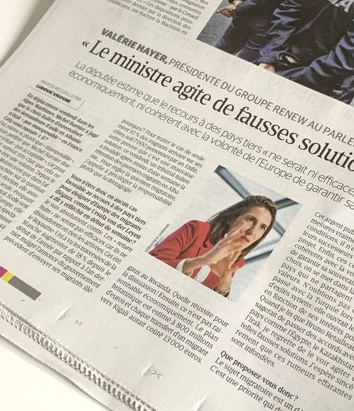 ValerieHayer's tweet photo. Les fausses solutions migratoires font parler d’elles dans le débat public mais ne résolvent rien. La maîtrise efficace de nos frontières passe par l’application du Pacte Asile et Migration, pas la surenchère législative.

Mon entretien avec @LaTribune : https://t.co/N2d6mR6hvt https://t.co/7rGz5bDuij