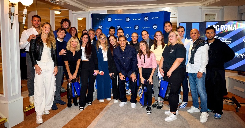 Inter_ar's tweet photo. عائلة النيراتزوري تنضم للفريق قبل مباراة #روما_إنتر 🖤💙🤝
#IMPartner | #فورزا_إنتر