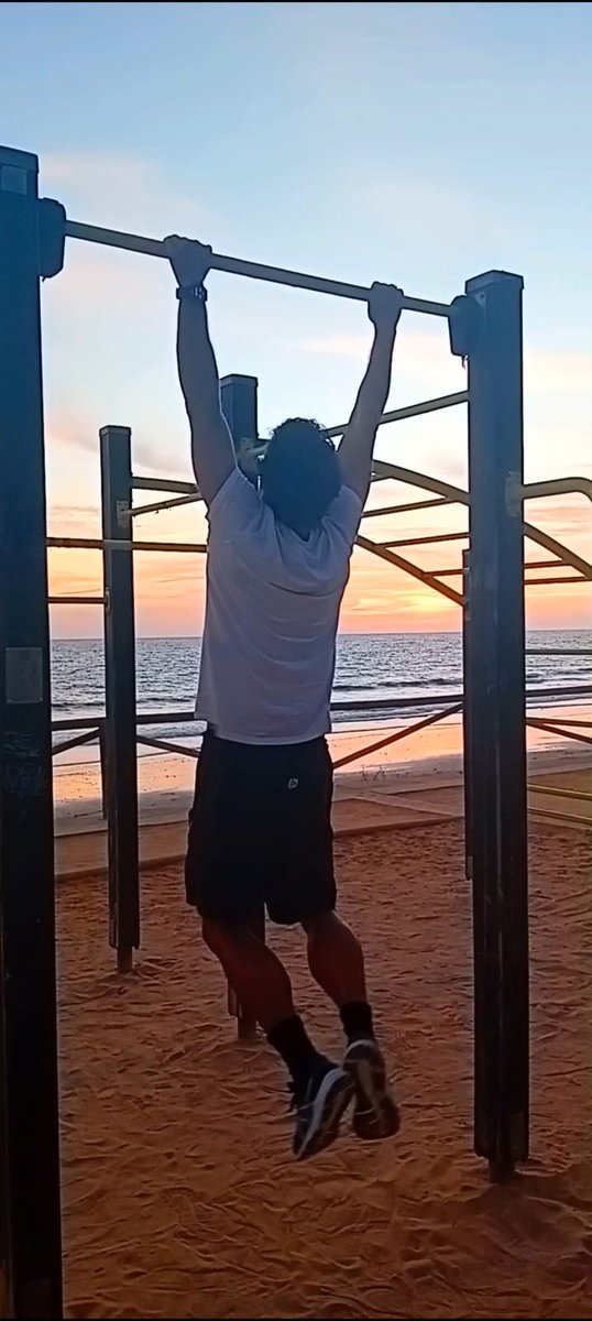 NOgymNOlimits's tweet photo. CUÉLGATE... ESTIRA TU ESPALDA.

Uno de los ejercicios más subestimados que existen y que nadie está haciendo es el colgado pasivo en barra.

¿Por qué?

1. Mejora tu postura

Colgarse de una barra ayuda a fortalecer y movilizar la parte superior del cuerpo. Además, proporciona un estiramiento constante en los hombros, espalda, brazos y dorsales, lo que ayuda a corregir defectos posturales de la parte superior del cuerpo causados por estar sentado demasiado tiempo.

2. Mejora tu fuerza

Tu peso es soportado primero por el agarre de tu mano. Un buen agarre mejora tu rendimiento en todos los ejercicios, como dominadas, remos, peso muerto… prácticamente cualquier actividad que requiera un agarre.

3. Fortalece tus hombros

Colgarse de una barra puede mejorar la movilidad y fortalecer los hombros y dorsales, además de reducir el dolor de hombros. Estira los músculos braquiales mientras fortalece el tendón supraespinoso, responsable de la fuerza y resistencia del hombro.

4. Descomprime tu columna vertebral

La fuerza de agarre puede ser un biomarcador de tu edad interna y determina tu movilidad y fuerza a medida que envejeces. En algunos estudios, una disminución en la fuerza de agarre se asocia con una edad biológica acelerada.

- Hay dos formas de hacer colgados en barra:

A. Colgado pasivo.

Agarra con fuerza la barra. Deja que los hombros y dorsales se relajen. Tu cuerpo debe hundirse con los hombros tocando tus orejas. Cuélgate con los pies ligeramente hacia adelante, el core contraído y deja que tu peso estire pasivamente tus hombros, dorsales y espalda.

B. Colgado activo.

Empieza en un colgado pasivo. Retrae tus omóplatos hacia abajo y "lejos de las orejas". Deja de retraer cuando tus orejas lleguen a tus codos. Mantén la posición tanto como puedas. Esto pone más énfasis en los músculos de tus hombros y espalda.

Si eres principiante, apunta a 10 segundos para empezar. Trabaja hasta llegar a un minuto y eventualmente a 2 minutos a la vez. 

Siempre que no estés dolorido, puedes hacer estos ejercicios diariamente. Si te cuesta trabajo, puedes usar un taburete o silla al principio para ayudarte a soportar tu peso. Otra forma es usar una banda de resistencia atada a la barra para hacerlo más fácil.

Los BENEFICIOS son múltiples.

- Aquí tienes algunos consejos para empezar a hacerlo:

1. Comienza despacio: Si eres principiante, empieza con colgados pasivos de 10 segundos y ve aumentando gradualmente el tiempo hasta llegar a 1 o 2 minutos.

2. Hazlo parte de tu calentamiento: Antes de tus entrenamientos, realiza colgados pasivos para preparar tus hombros y espalda. Esto también puede ayudar a mejorar tu postura durante el ejercicio.

3. Incorpora descansos activos: Durante el día, especialmente si trabajas sentado, usa los descansos para colgarte de una barra. Esto ayudará a descomprimir tu columna y mejorar tu postura.

4. Combínalo con otros ejercicios: Después de ejercicios que requieran un buen agarre, como dominadas o peso muerto, realiza colgados pasivos para estirar y fortalecer tus músculos.

5. Usa una barra en casa: Instala una barra de dominadas en casa para que puedas colgarte fácilmente en cualquier momento del día. Las hay por muy poco dinero.

6. Escucha a tu cuerpo: Si sientes dolor o incomodidad, reduce el tiempo de colgado y asegúrate de que tu técnica es correcta. Es importante no forzar demasiado los músculos y tendones.

Espero que te sirva y lo apliques en tu día a día.