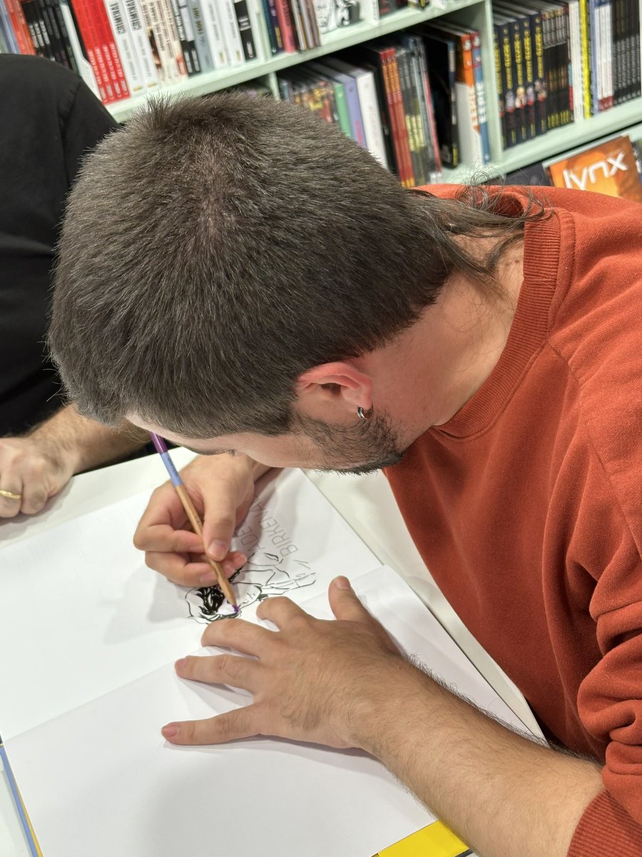 Ayer estuvimos en la firma de Adeu, Birkenau en <a href="/SabadellComics/">Sabadell Còmics</a> con los tres autores sabadellenses, @Ricardefa <a href="/CFDalmases/">Cesc F. Dalmases</a> y <a href="/SurrocaR/">R.Surroca</a>, que nos hicieron estas joyitas en su comic nominado al premio Prix des Lyceés 2025 de <a href="/bdangouleme/">Festival d'Angoulême</a>