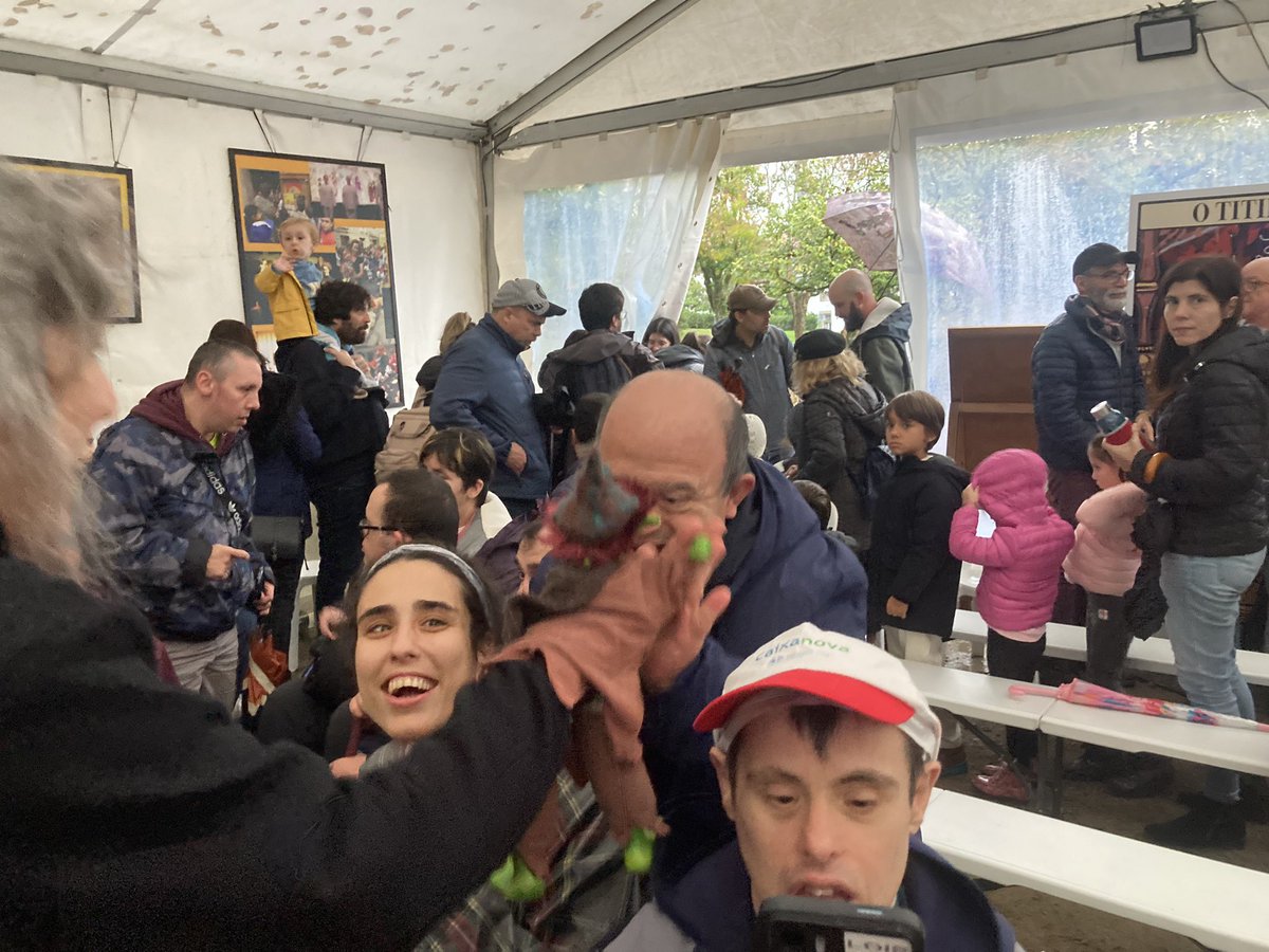 AsociacionAspas's tweet image. Este sábado, estivemos nun dos espesctáculos de títeres do Festival Internacional de Monicreques. A actuación foi de @titerescachir e representaron “A cabeza do dragón” de Valle-Inclán.🎭

#titeres #monicreques #espectáculo 
#asociacionaspas