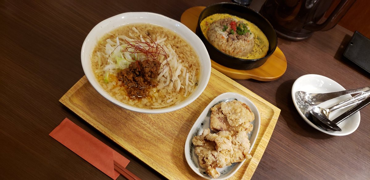 discoDJdmx's tweet photo. へぃ。今夜。17時半に？麺と雫牛久店。みそラーメン🍜🍥中盛り。鉄板炒飯。から揚げW。1716円。夜だから？軽めに？しといたわ。
#麺と雫牛久店
#みそラーメン🍜🍥
#鉄板炒飯
#から揚げ
#まっちゃんが行く https://t.co/qOu0Cj7LsT