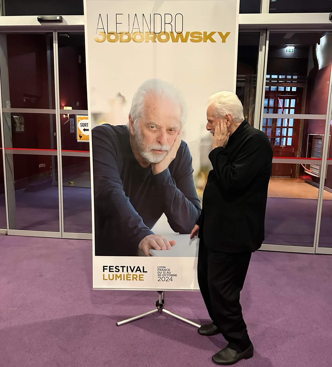 Alejandro Jodorowsky (@alejodorowsky) on Twitter photo Hoy domingo, mi día de descanso, no puedo descansar porque me encuentro en Lyon, Francia, invitado de honor del <a href="/InstitutLumiere/">Institut Lumière</a> para presentar mis películas restauradas y dar una masterclass.
Te envío este mensaje para decirte que pienso en ti y te prometo que el próximo Hoy domingo, mi día de descanso, no puedo descansar porque me encuentro en Lyon, Francia, invitado de honor del <a href="/InstitutLumiere/">Institut Lumière</a> para presentar mis películas restauradas y dar una masterclass.
Te envío este mensaje para decirte que pienso en ti y te prometo que el próximo