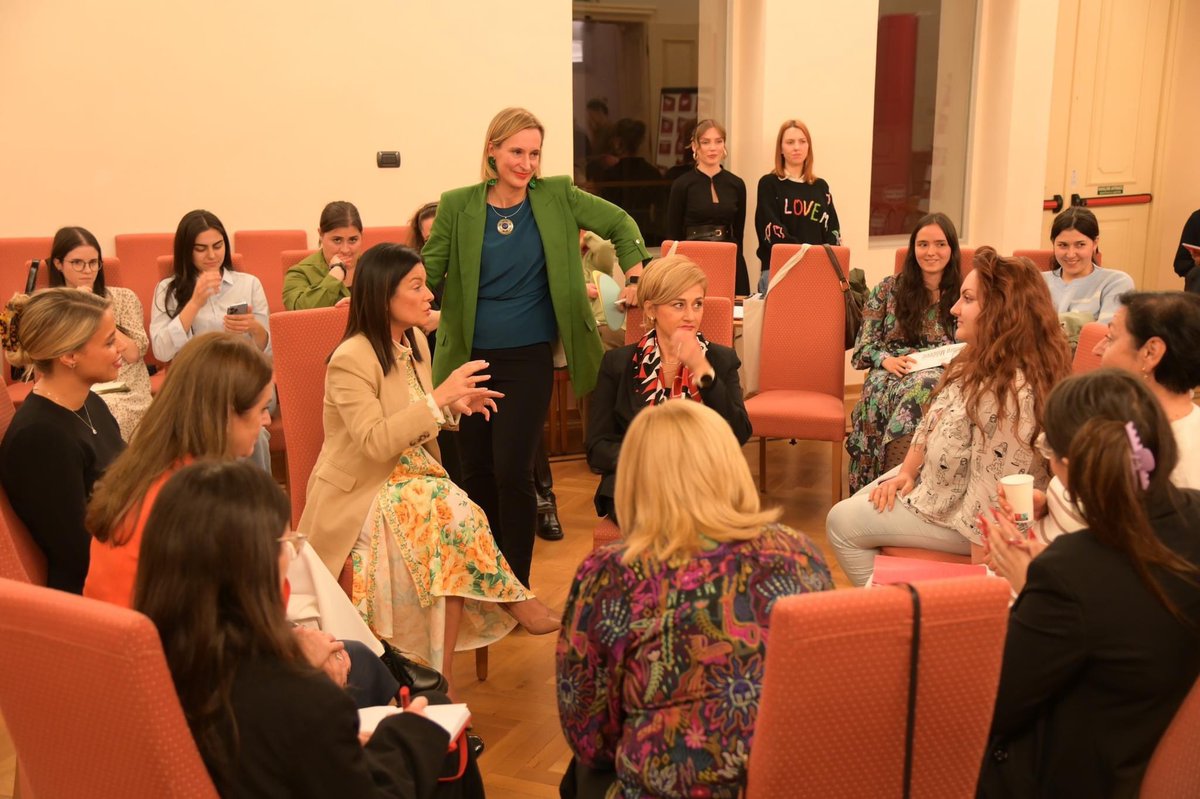 OSCEKosovo's tweet photo. Next on #DialogueAcademy agenda: ‘Women in Politics’ module featuring session on gender dynamics in divided societies, moderated by our @TaylorOSCE. We explored what leadership means for women with @PalihoviciLil, @TeutaSahatqija, @mimozakusari, @gordanacom & @marijatvkv #DA10🎂 https://t.co/zozMl6lZun
