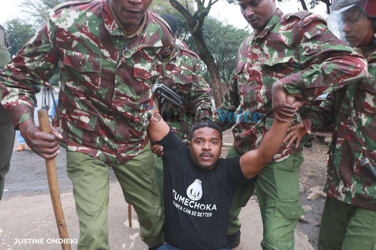 Eastleighvoice's tweet photo. VOCAL Africa CEO Hussein Khalid (@husskhalid) arrested while addressing media outside Uhuru Park after activists were barred from holding event to honour victims of anti-govt protests.
#MashujaaDay2024 https://t.co/NMvIeabgoo