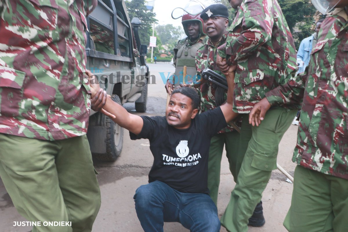 Eastleighvoice's tweet photo. VOCAL Africa CEO Hussein Khalid (@husskhalid) arrested while addressing media outside Uhuru Park after activists were barred from holding event to honour victims of anti-govt protests.
#MashujaaDay2024 https://t.co/NMvIeabgoo