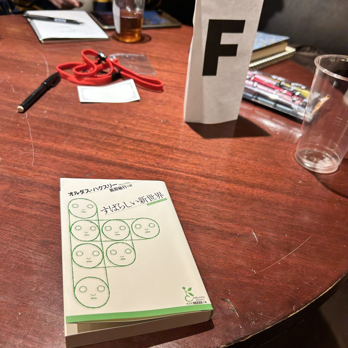 maaaasa13pub's tweet photo. 先程まで猫町倶楽部の読書会📚
駒井さんナビゲーターの駒井組に参加してきましたー。
@Nemourskomai 

対面での駒井組の読書会開催は約5年ぶり…！
約60名の方が参加。大阪や名古屋からお越しの方も！

📖オルダス・ハクスリー『すばらしい新世界』
#猫町倶楽部 #読書会 https://t.co/cjcC4hBA5q