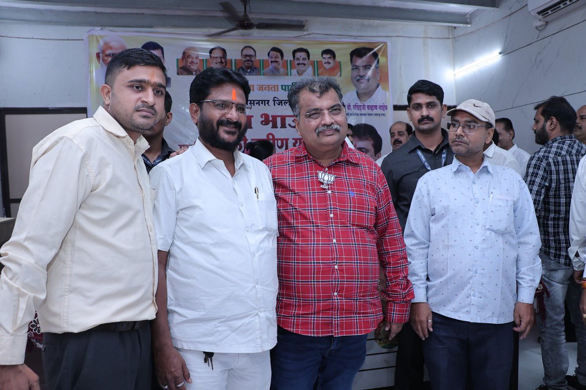 #Ulhasnagar येथे उल्हासनगर जिल्हा भाजपाच्या वतीने #Devabhau माझी लाडकी बहीण योजना सन्मान सोहळा आणि स्नेह भोजन समारंभ आयोजित करण्यात आला होता. यावेळी उपस्थित राहून आगामी विधानसभा निवडणुकीच्या पार्श्वभूमीवर विविध विषयांवर संवाद साधला. या समारंभाला उल्हासनगरचे आमदार कुमार आयलानी,