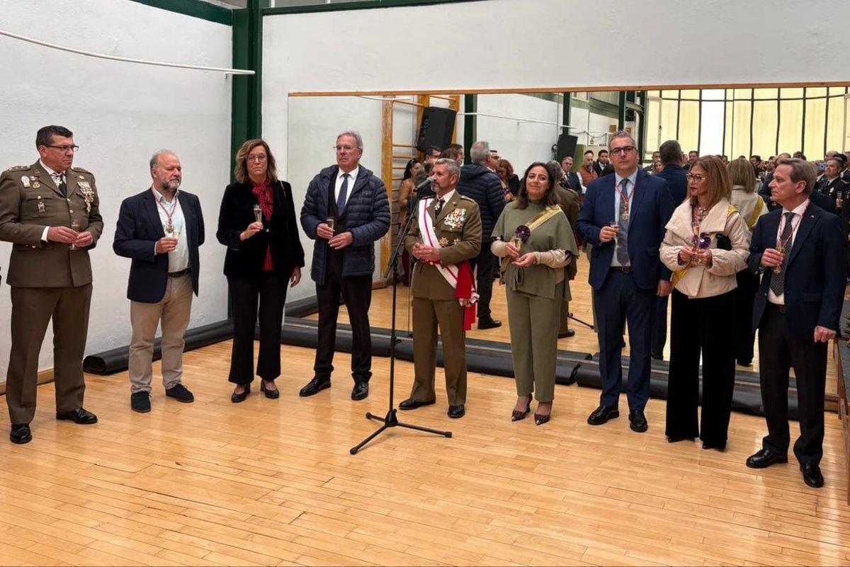 PalenciaAyto's tweet image. 🇪🇦 La alcaldesa @mndres participó ayer en la #juradebandera celebrada en el frontón de #ErasdeSantaMarina, junto a otras autoridades y 185 #civiles. La edil agradeció en nombre de la Corporación a todos los que demuestran un compromiso con los valores de paz y con su país.