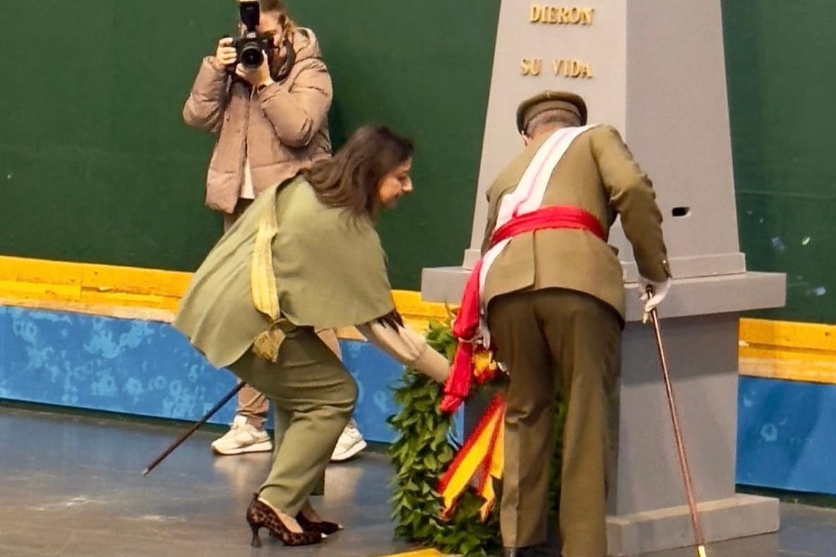 PalenciaAyto's tweet image. 🇪🇦 La alcaldesa @mndres participó ayer en la #juradebandera celebrada en el frontón de #ErasdeSantaMarina, junto a otras autoridades y 185 #civiles. La edil agradeció en nombre de la Corporación a todos los que demuestran un compromiso con los valores de paz y con su país.