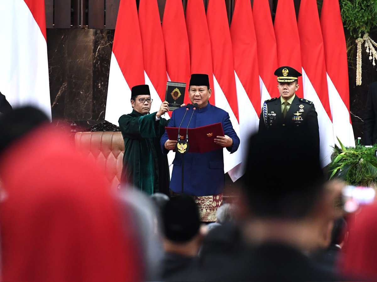 jokowi's tweet image. Selamat bertugas memimpin negeri, Presiden dan Wakil Presiden Republik Indonesia periode 2024-2029, Presiden Prabowo Subianto dan Wakil Presiden Gibran Rakabuming Raka. 

Bersama sejumlah pemimpin negara, utusan khusus negara sahabat, serta para pimpinan lembaga negara dan para