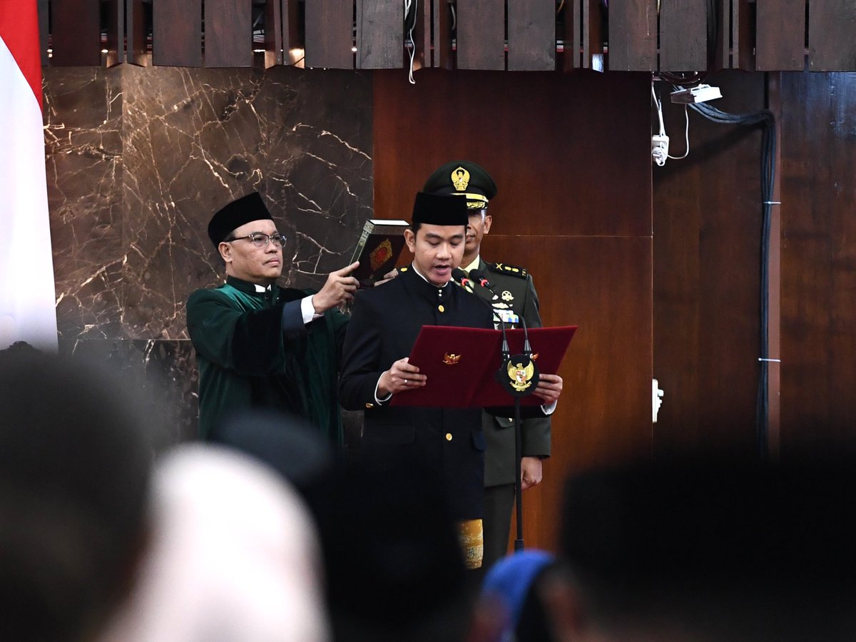 jokowi's tweet image. Selamat bertugas memimpin negeri, Presiden dan Wakil Presiden Republik Indonesia periode 2024-2029, Presiden Prabowo Subianto dan Wakil Presiden Gibran Rakabuming Raka. 

Bersama sejumlah pemimpin negara, utusan khusus negara sahabat, serta para pimpinan lembaga negara dan para