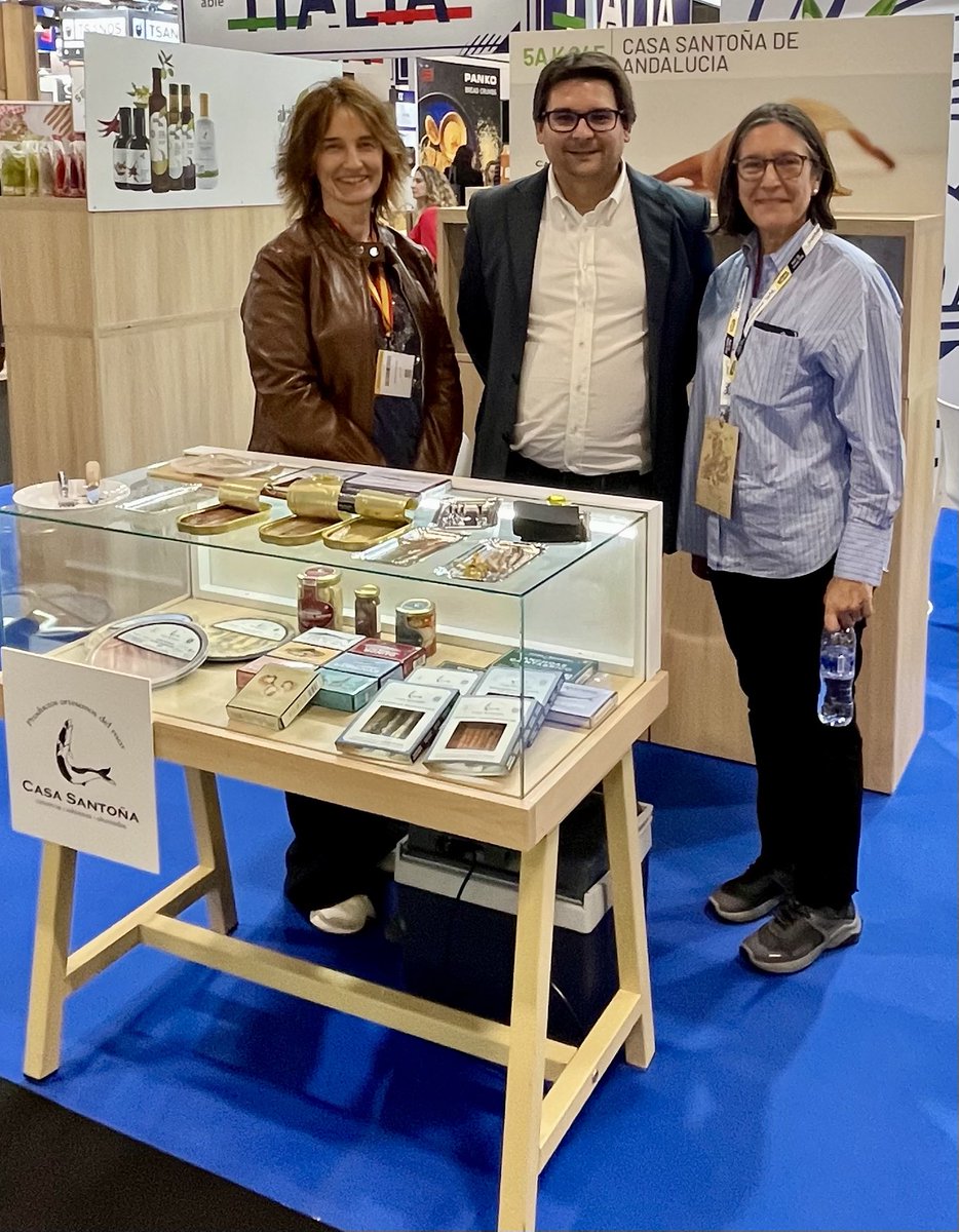 aseacam's tweet photo. Un placer poder saludar empresas madrileñas exponiendo en @sial_paris : #Risi con @ICEX_ , #ElEncinardeHumienta con @Provacuno y nuestro asociado @Casasantona https://t.co/milYpuQJJ9