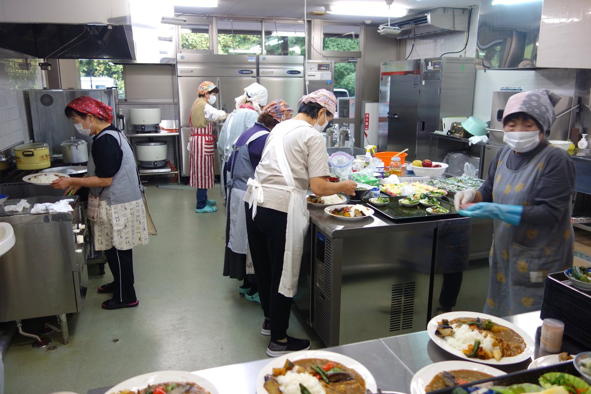 kma_miyagi's tweet photo. 【ランチ会】
ランチ会とは、地域の方々主催の食を通しての交流イベントです。
今回は、カレーライス、りんご、らっきょう、季節の漬物でした！
ランチ会の皆さん、愛情のこもったお食事、ごちそうさまでした☺️
＃国立音楽院宮城キャンパス
＃加美町
＃宮城県
＃ランチ会
＃地産地消 https://t.co/fn55cgR43o