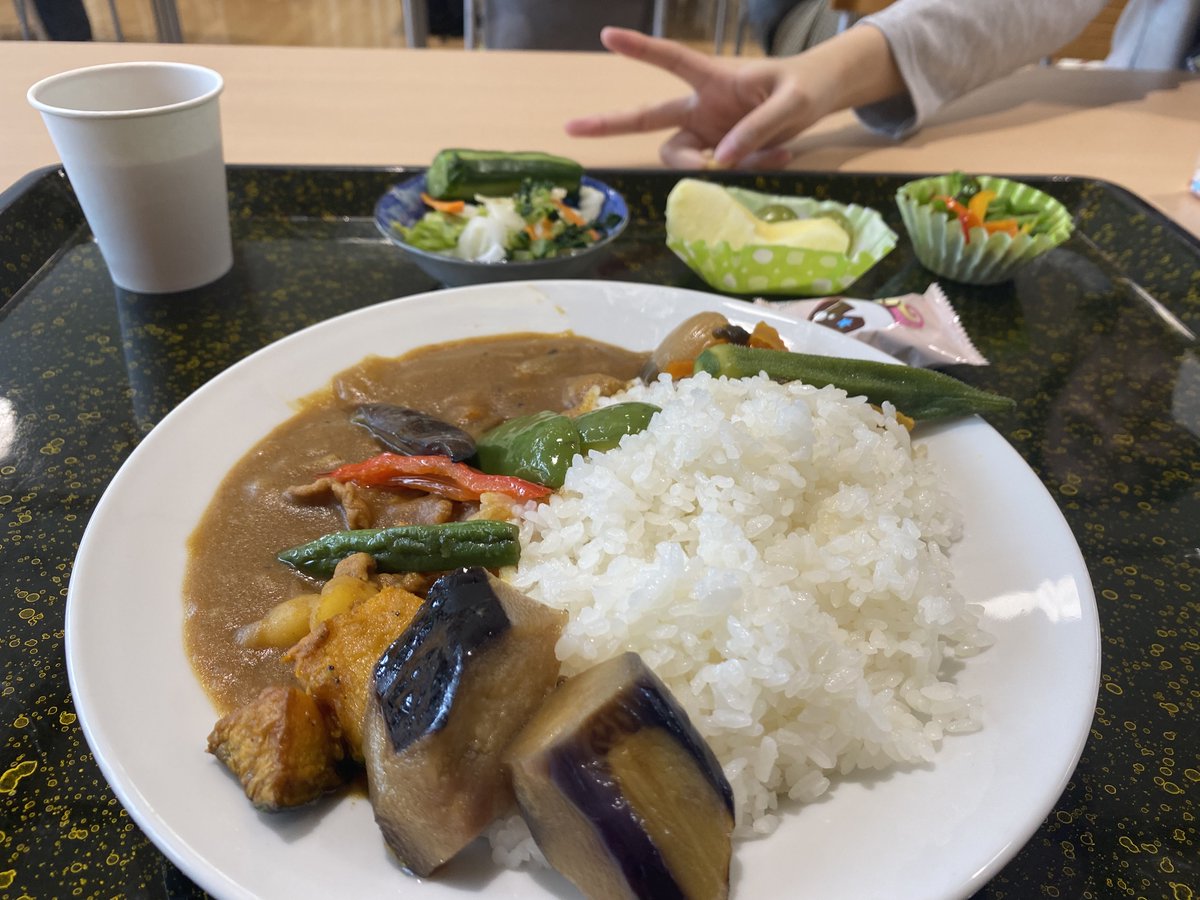kma_miyagi's tweet photo. 【ランチ会】
ランチ会とは、地域の方々主催の食を通しての交流イベントです。
今回は、カレーライス、りんご、らっきょう、季節の漬物でした！
ランチ会の皆さん、愛情のこもったお食事、ごちそうさまでした☺️
＃国立音楽院宮城キャンパス
＃加美町
＃宮城県
＃ランチ会
＃地産地消 https://t.co/fn55cgR43o