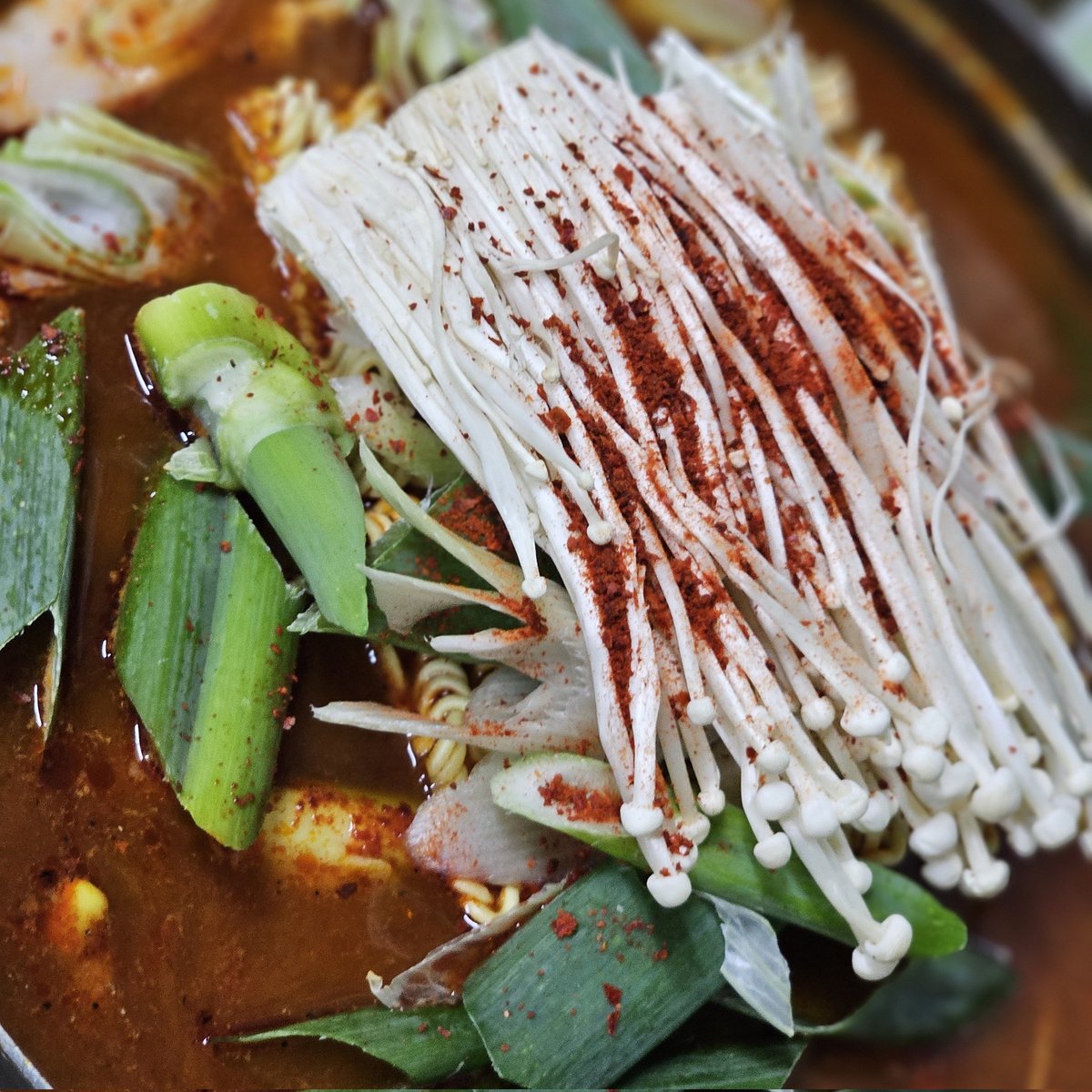 홍대 바다회사랑

드디어 돌아온 방어철
4인 시켰는데 생각보다 양이 많아서 네명 다 배부르게 먹음!
같이 주신 생선구이도 살이 진짜 많았고 산낙지랑 다른 반찬들도 너무 맛있었음ㅠㅠ
그리고 매운탕 진짜 존맛이니까 꼭 추가하세요 진짜루
재방문의사 만퍼센트✨️