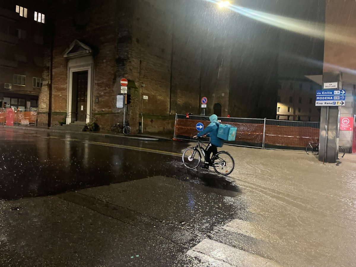 Dall’alluvione di Bologna di stanotte. Se non vedete il problema ne siete parte, se non lottate ne siete complici.