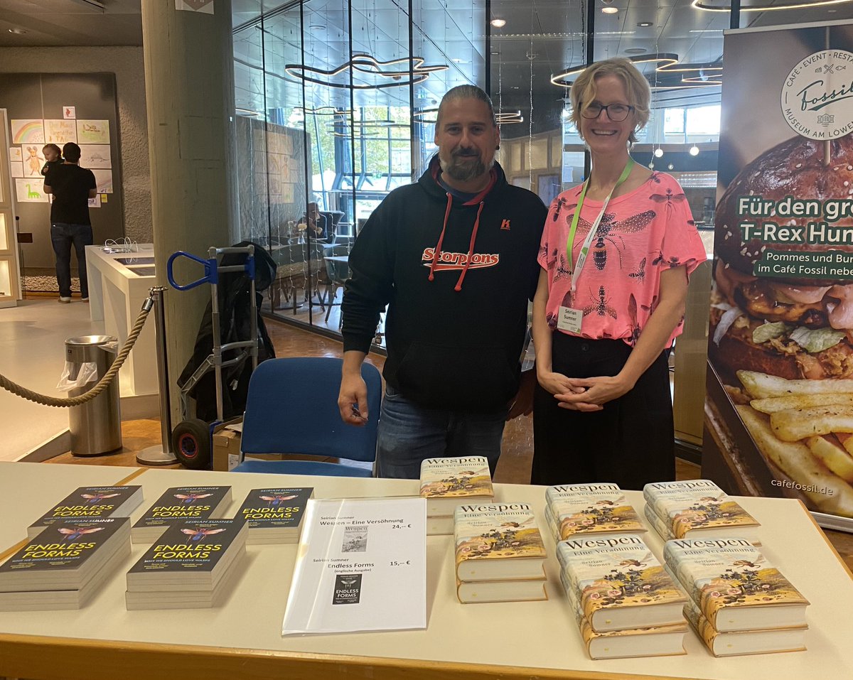 WaspWoman's tweet image. Thank you #Hymenopteren-Tagung #Hymi24 for inviting me to talk at your wonderful conference @SMNStuttgart! And to Dominik Schmid, Buchhandlung Brucker, for bringing German &amp;amp; English copies of #EndlessForms. @HarperCollinsDe @WMCollinsBooks
@arabellapike @zcosini @janklowUK