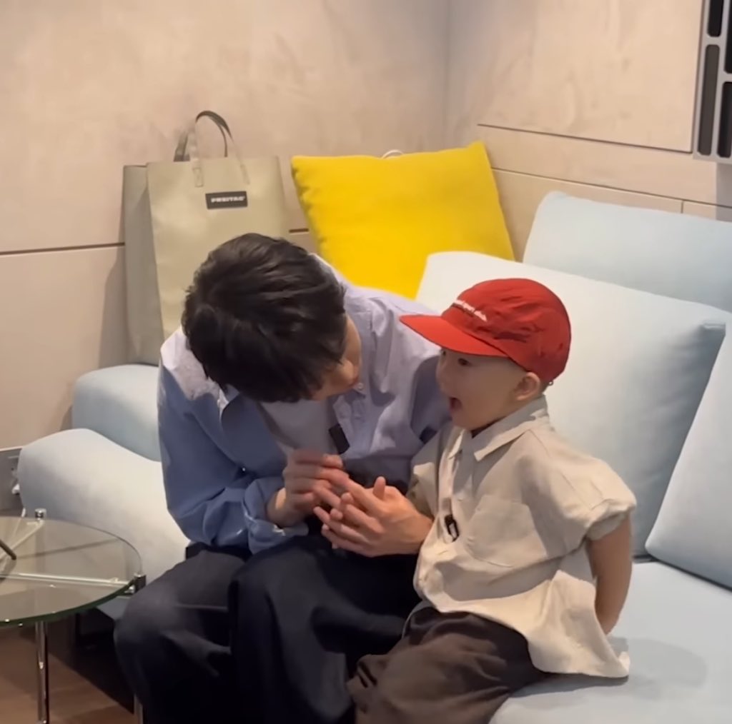 : น้องหิวๆแย้วนะมะมี๊
: โอ๋ๆเดี๋ยวรอปะป๊าแปปเดียวนะครับ
: ปะป๊าอัดเสร็จแล้วครับคนดี