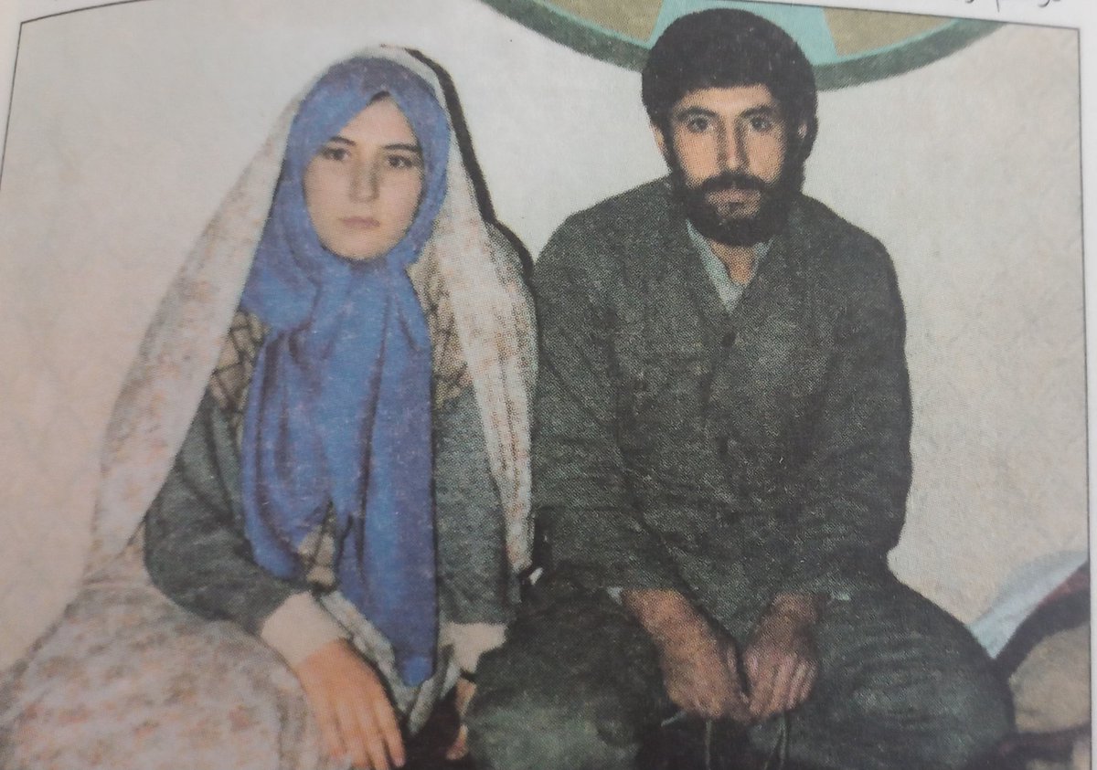 برشی از کتاب پاییز آمد:
یک دفعه دیدم احمد ساکت و بی صدا پشت سرم ایستاده و سراپا گوش است .بنظرم بزرگ و بلندبالا بود.مردی با ابهت و جذاب .همه ی آنچه را می دیدم چنان دوست داشتم که قلبم به درد آمد...
#پاییز_آمد
#گنجینه_مقاومت