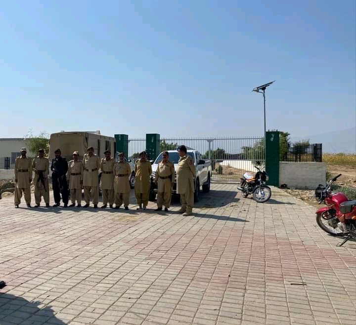 بارڈر ملٹری پولیس نے تعلیم دشمنی کرتے ہوئے اس وقت کالیماڑ اسٹیڈیم کو مکمل طور پر گھیرے میں لے لیا ہے اور عام عوام کو ہراساں کیا جارہا ہے۔  
اہلیان کوہ سلیمان آج  بجے  کالیماڑ اسٹیڈیم پہنچ جائیں۔ بلوچ راج تعلیمی بحران کے مقدمے سے کسی صورت پیچھے نہیں ہٹے گا۔