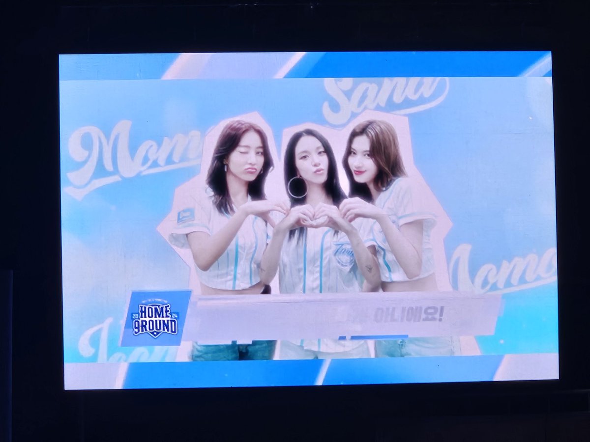 twicech0's tweet photo. 트와 본다 https://t.co/cRcx1gEy5q