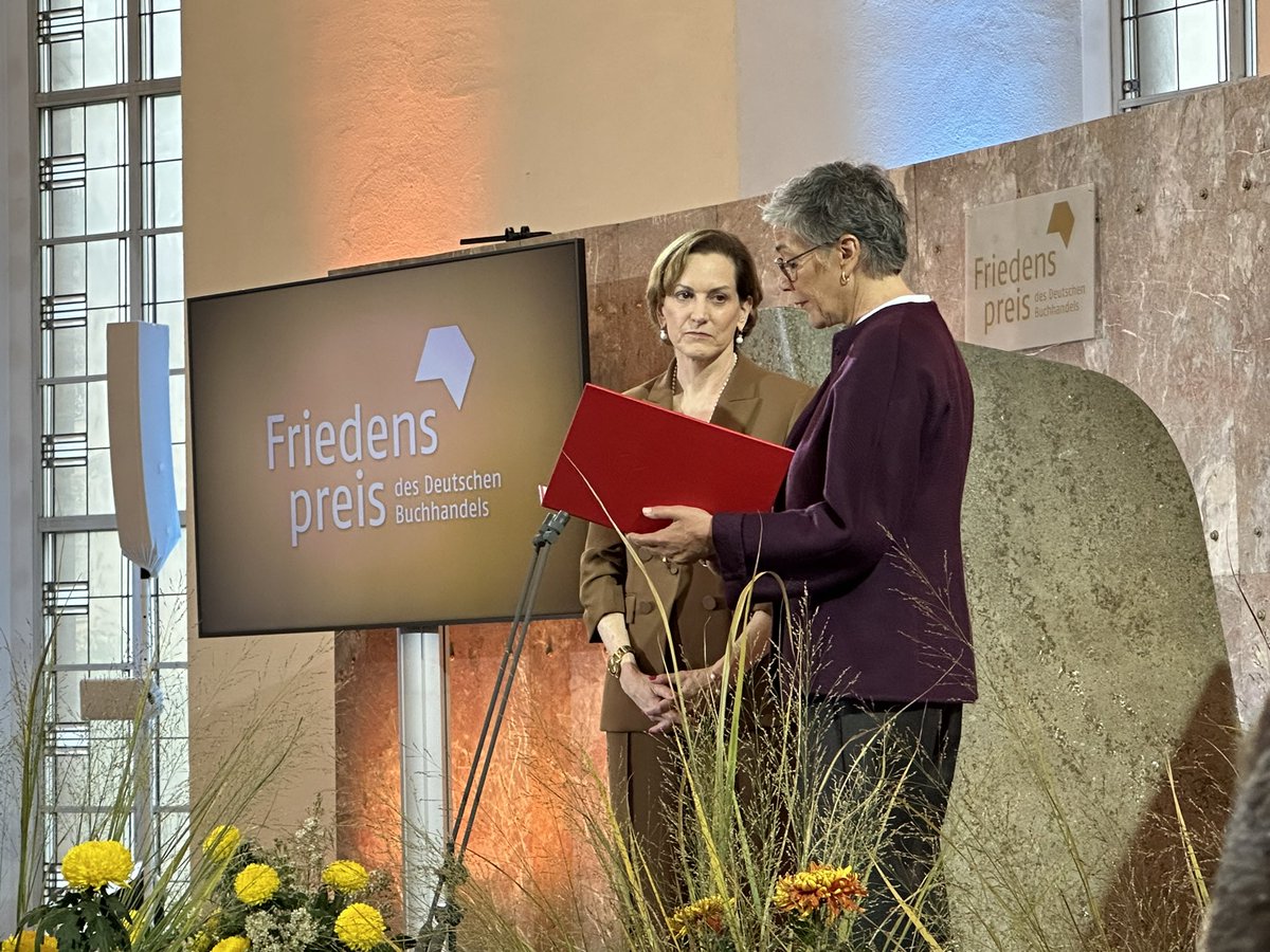 Herzlichen Glückwunsch an <a href="/anneapplebaum/">Anne Applebaum</a> zum Friedenspreis des Deutschen Buchhandels. Dieser wurde ihr heute in der Frankfurter Paulskirche verliehen. Claudia Roth: „Mit ihren wachen Analysen zum Handeln von Autokraten ist sie für uns wichtige Impulsgeberin.“ @boev