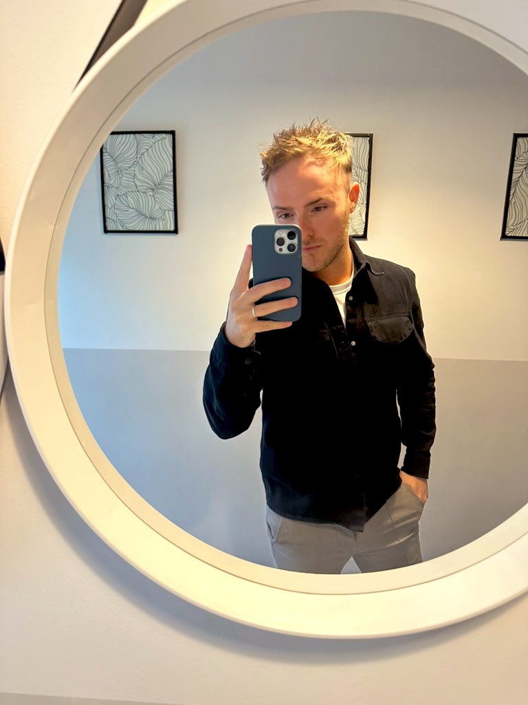 LMHOWARTH_'s tweet image. Another day another dollar 💵 
#sundayworking #selfie #gayuk