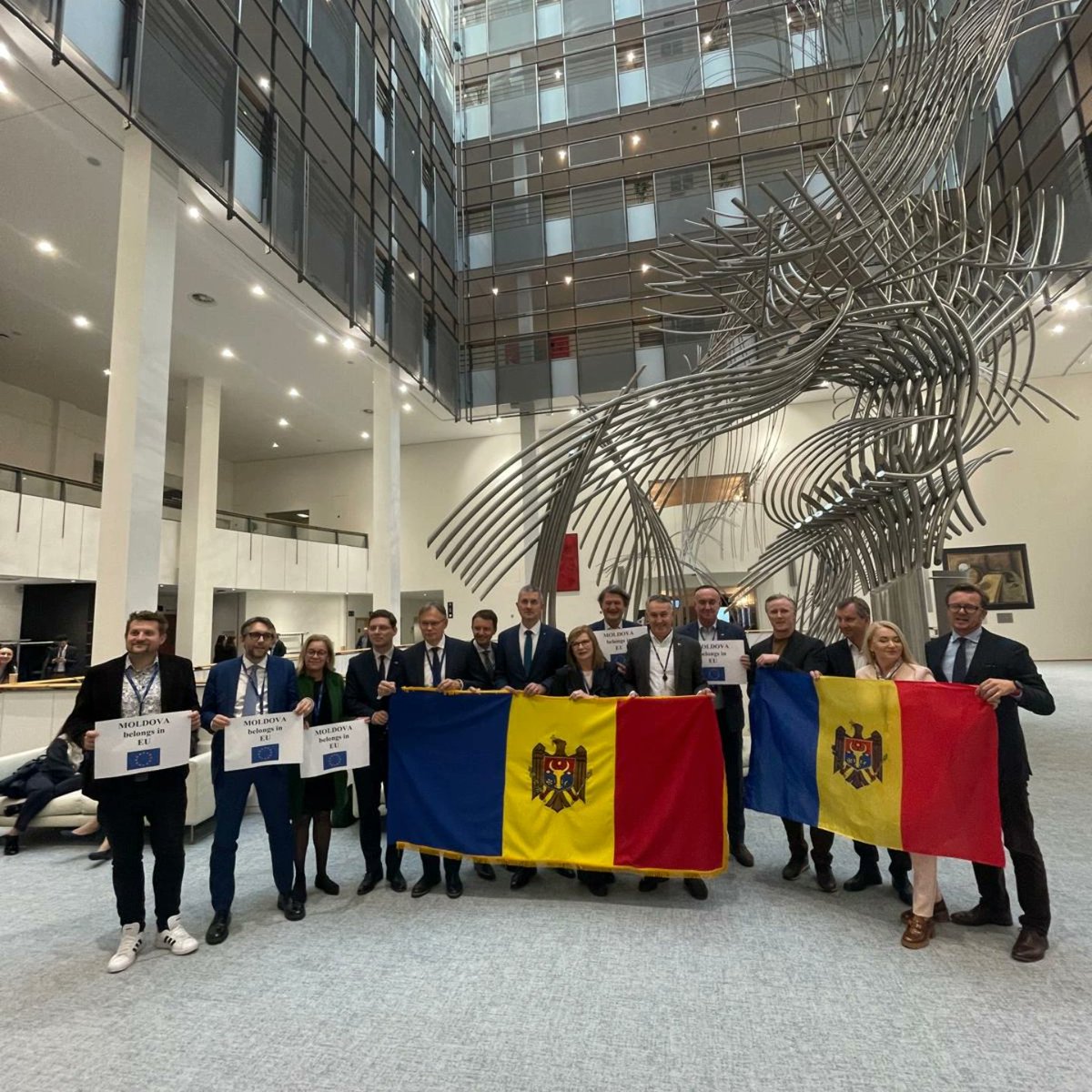 W Mołdawii dziś wybory prezydenckie i referendum akcesyjne. Niech demokracja mołdawska pokaże, gdzie jest miejsce ambicji Putina. Trzymamy kciuki za 🇲🇩!