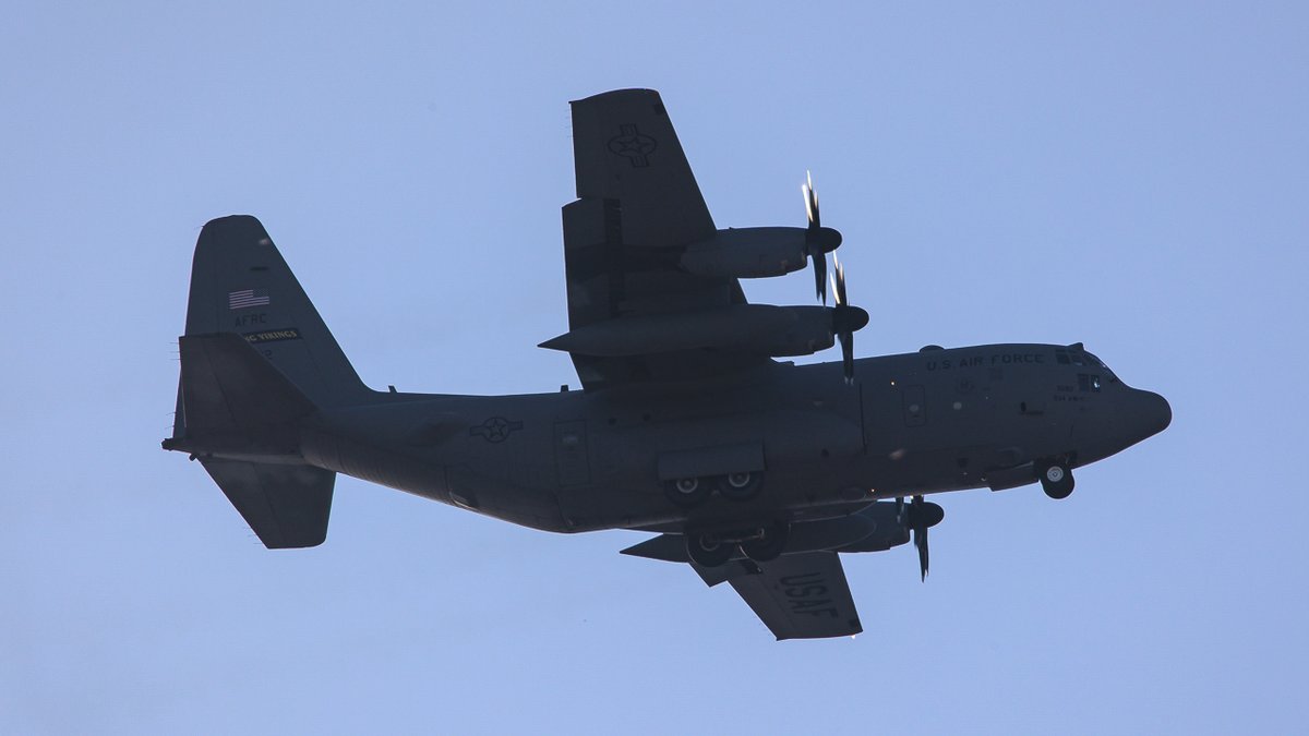 eos40is's tweet photo. 横田基地 16:08 R/W36↘︎
C-130H 92-3282
AFRC FLYING VIKINGS
懐かしのH型😍

#YokotaAB #RCH247 https://t.co/tzBWC688cX