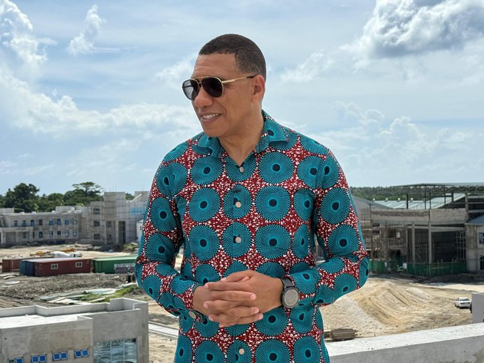 JamaicaLivenews's tweet image. We cannot hate on #blackexellence.

Dr. BroGad look fresh and clean!
Swagger up in his African print.

The PM @andrewholnessjm said he took the photo on top of the new development project court building at the St Thomas Urban Centre!