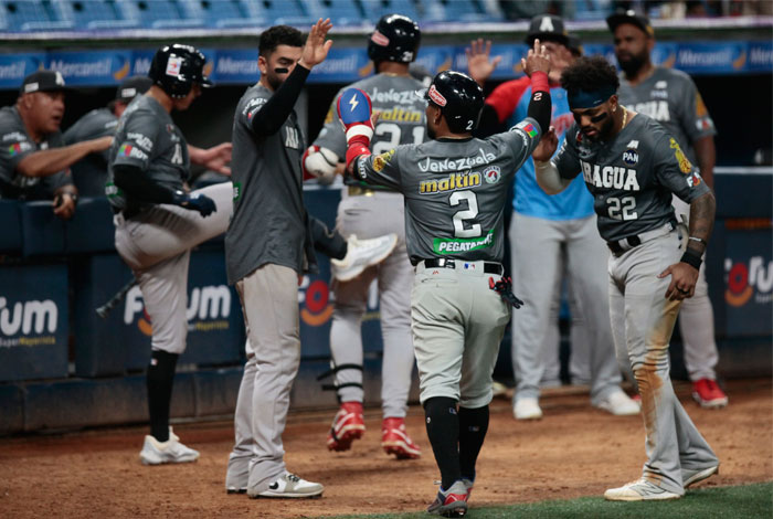 #Deportes | Los Tigres de Aragua le devolvió el golpe a Leones del Caracas para dividir la serie

Más detalles aquí: noticiasvenevision.com/noticias/depor…

#NoticiasVenevision #20Oct