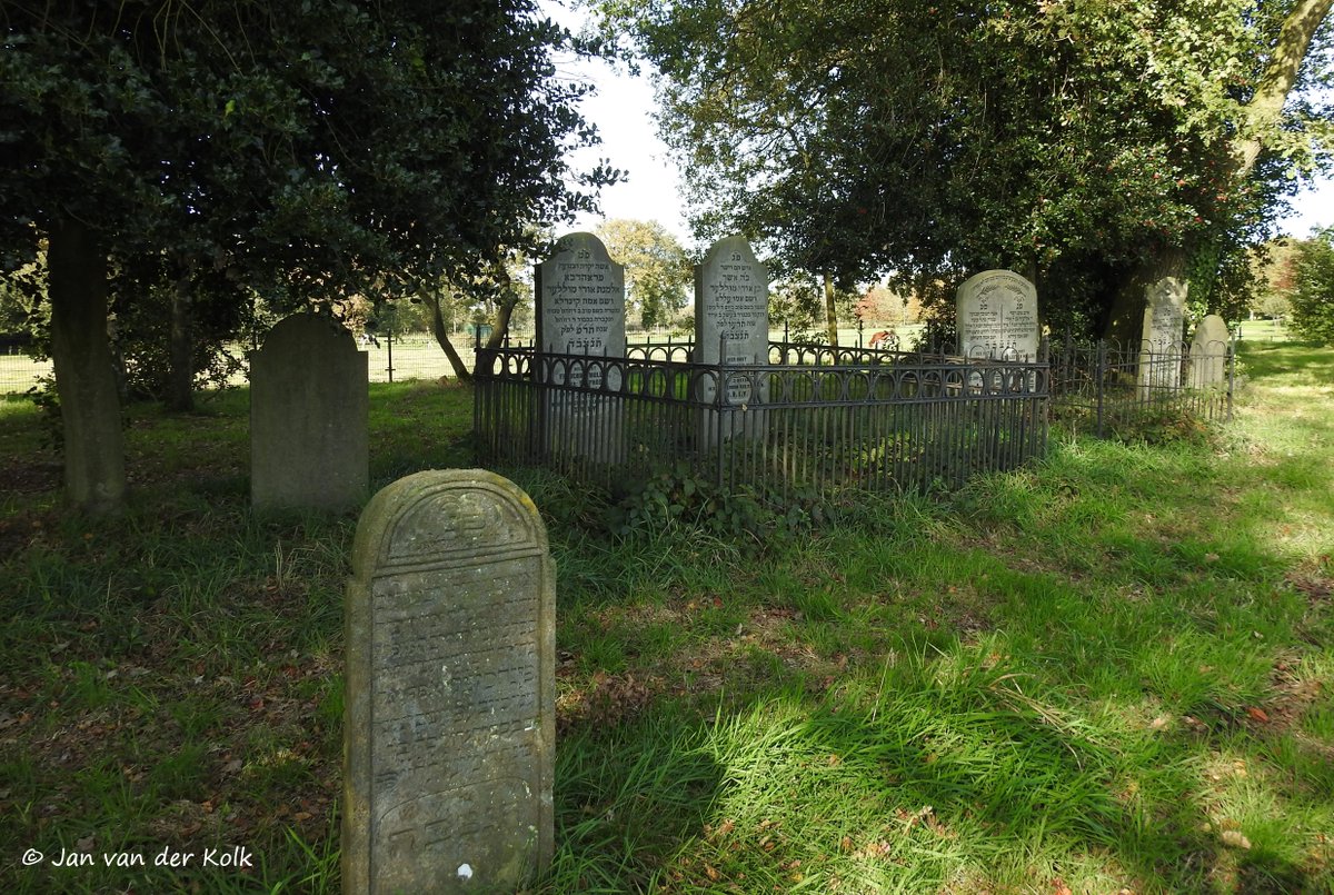 BekiekTwente's tweet photo. Deze Joodse begraafplaats uit 1857 telt nog achttien grafstenen. Met het verdwijnen van de Joodse gemeenschap uit Diepenheim werd de begraafplaats in 1945 gesloten.
#Diepenheim #Deepn
#HofVanTwente #Twente #BekiekTwente https://t.co/R3fqi2jhOh