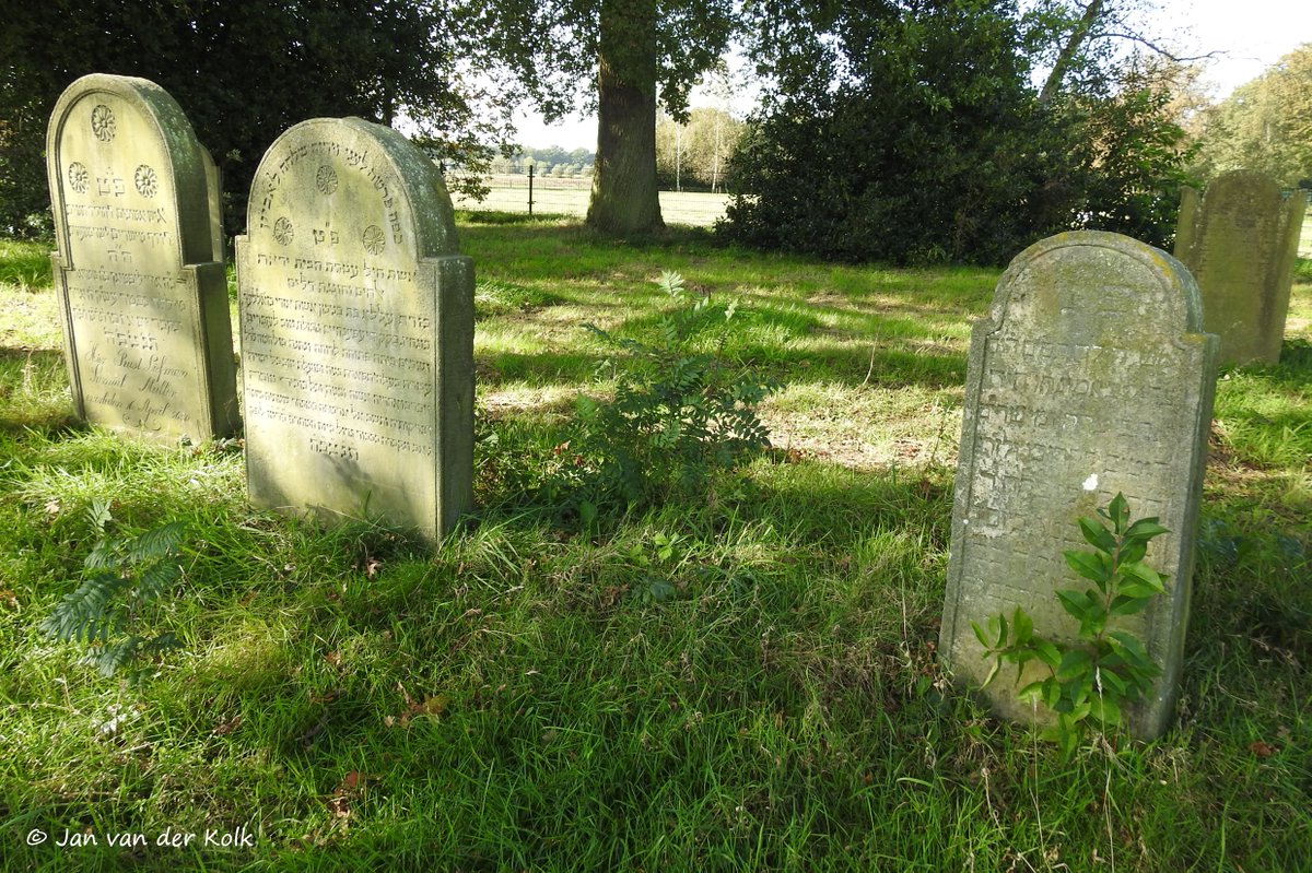 BekiekTwente's tweet photo. Deze Joodse begraafplaats uit 1857 telt nog achttien grafstenen. Met het verdwijnen van de Joodse gemeenschap uit Diepenheim werd de begraafplaats in 1945 gesloten.
#Diepenheim #Deepn
#HofVanTwente #Twente #BekiekTwente https://t.co/R3fqi2jhOh