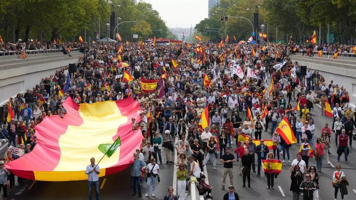 AlanBarrosoA's tweet photo. Unos se manifiestan por el derecho a la vivienda y el cumplimiento del art. 47 de la Constitución.

Otros se manifiestan porque no les gusta el resultado electoral de hace un año y hablan de comunismo, ETA y Venezuela.

La diferencia entre problemas reales y delirios ultras. https://t.co/C0yuinLZd6