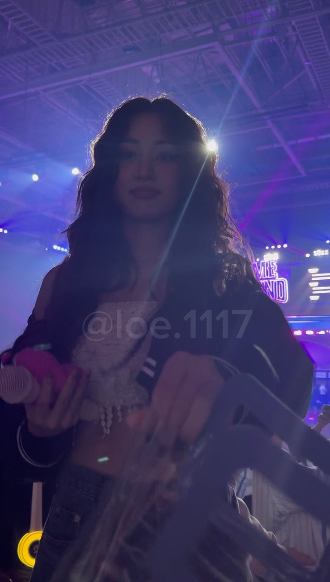 loe1117's tweet photo. ボールもうなくて持ってたバックくれた😭😭💖

 #TWICE  #트와이스  #jihyo  #지효 
 #TWICE_9TH_ANNIVERSARY #HOME_9ROUND https://t.co/42nw1oHSNN