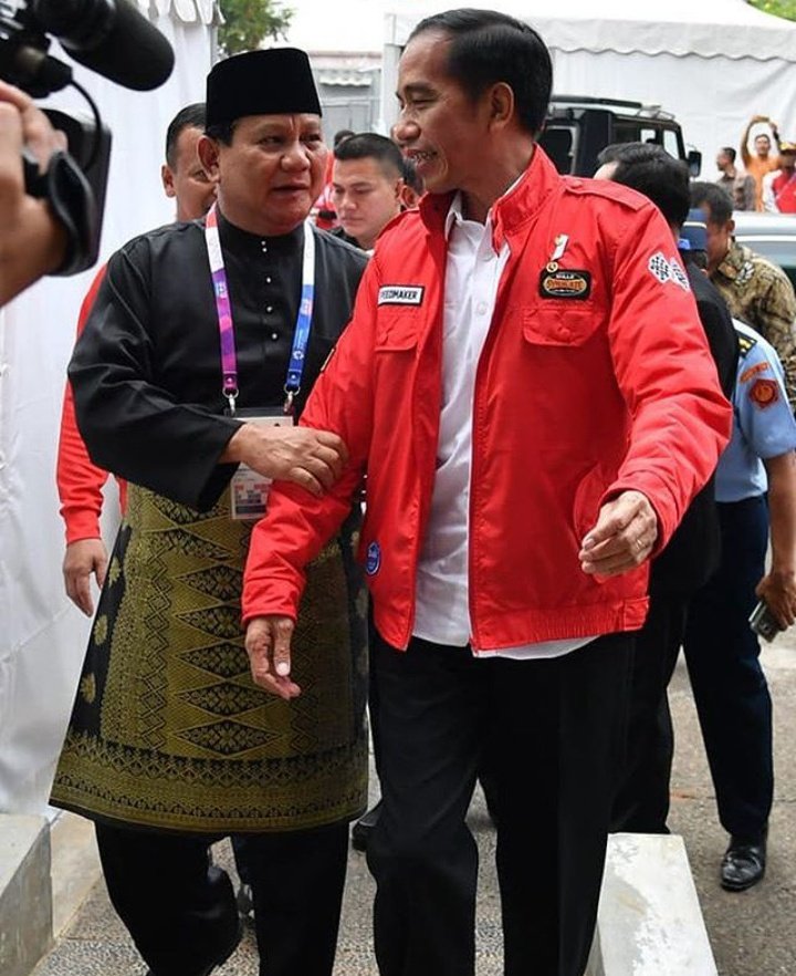 Presiden Jokowi adalah sosok yg TIDAK PERNAH KALAH dalam konstelasi politik.
Walikota 2x
Gubernur 1x
Pilpres 2x
Ada yg awalnya cinta mati jadi benci, ada yg tadinya membenci jadi cinta, ada yg terus membenci selama beliau memimpin.
Pak Jokowi akan dikenang sepanjang hayat.