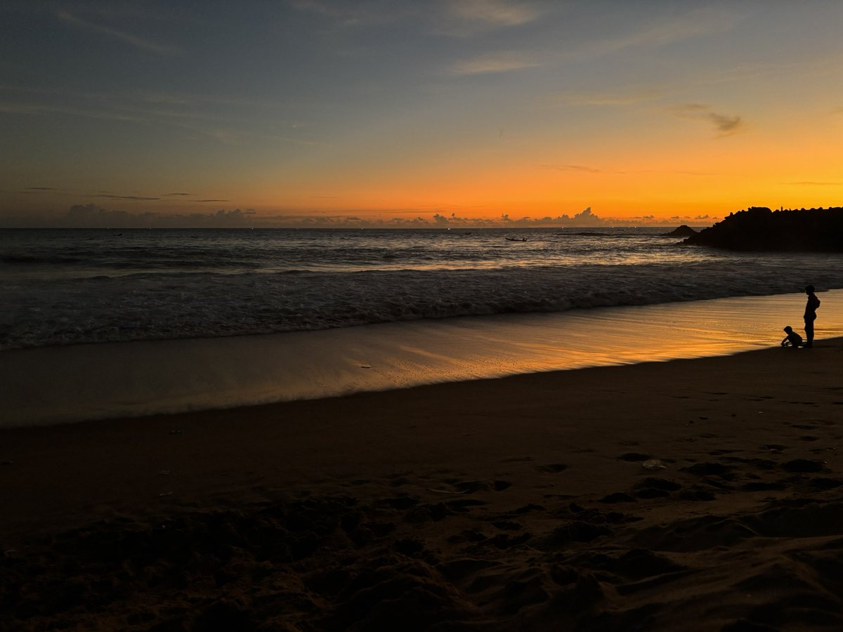 vrtovr's tweet photo. vibrant Arabian Sea sunsets, a gentle evening breeze, indulging in delicious ice cream and Panipuri, all while taking in the dusky key view. That's what I call the ultimate weekend vibes! #vrclicks
1/2 https://t.co/zqToAQxPal