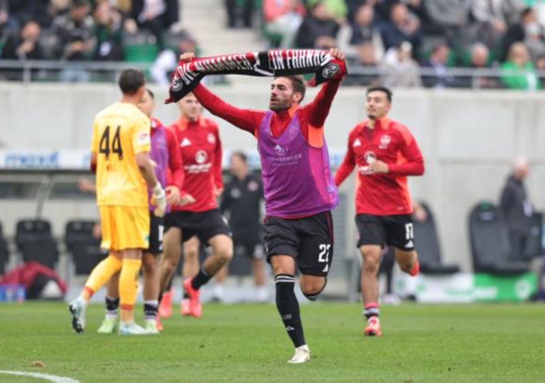 DasIstH0liwood's tweet photo. Ich weiß nicht was heute das Beste heute war?

- als während des Spiels die ganze Bank bei „wer nicht hüpft der ist ein..“ mitgehüpft ist 

- als beim Schlusspfiff Valentini mit „Nr 1 in Franken“ Schal aufs Feld gestürmt ist 

- dass wir endlich eine schlaue Mannschaft haben und die Gegner zur Weißglut gebracht haben 

- dass sich die Fürther Bank nach Schlusspfiff wirklich beim Schiri beschwert haben 

- dass wir Franken endlich eingeordnet haben 

Franken ist 🔴⚫️ !! #fcn